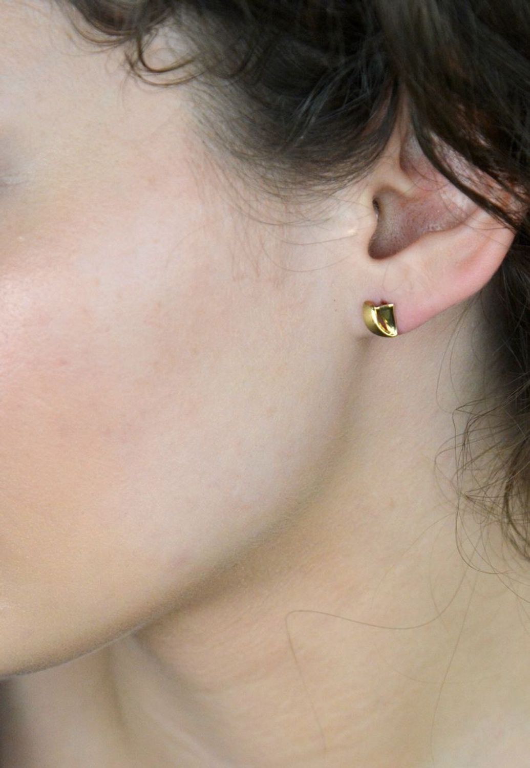 Kolczyki złote matowe pr 333, N00-FA10768 Eleganckie złote kolczyki w matowym wykończeniu to doskonały wybór dla kobiet ceniących subtelny, nowoczesny design.1.jpg