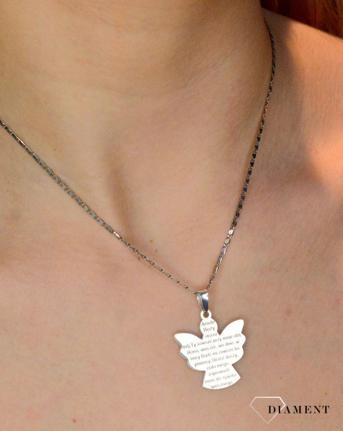 Srebrna zawieszka 925 Anioł Stróż z modlitwą N001S. Srebrna zawieszka 925 Anioł Stróż z modlitwą to propozycja od Sklepu Jubilerskiego Diament. Piękny medalik o bogatej symbolice religijnej. Zawieszka aniołek z miejscem na gr.jpg
