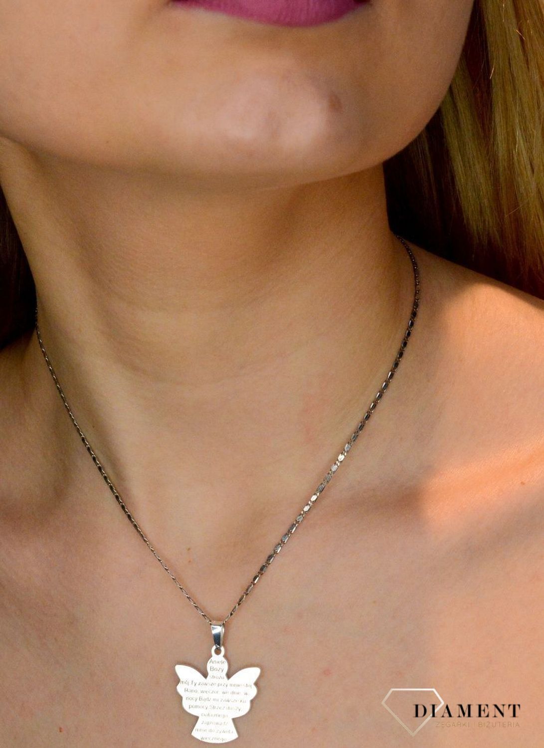 Srebrna zawieszka 925 Anioł Stróż z modlitwą N001S. Srebrna zawieszka 925 Anioł Stróż z modlitwą to propozycja od Sklepu Jubilerskiego Diament. Piękny medalik o bogatej symbolice religijnej. Zawieszka aniołek z miejscem na gr.jpg