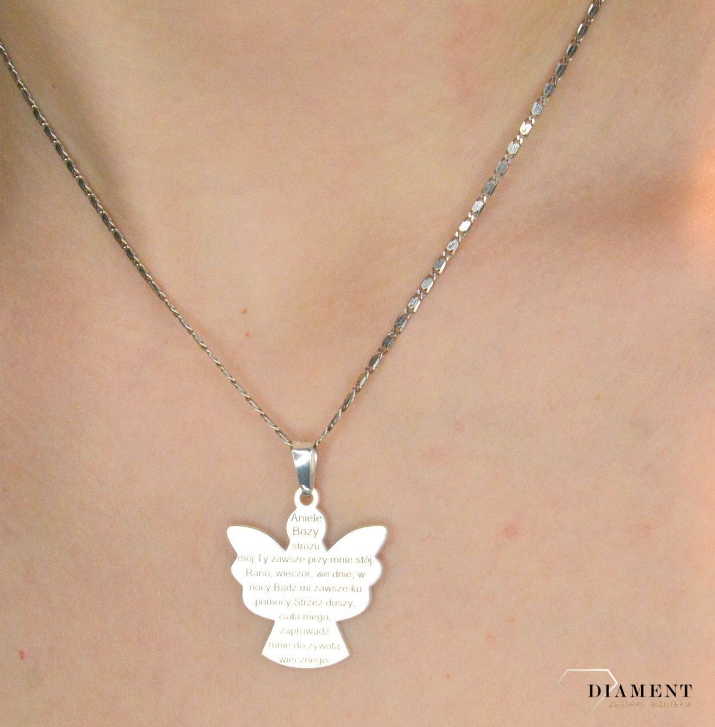 Srebrna zawieszka 925 Anioł Stróż z modlitwą N001S. Srebrna zawieszka 925 Anioł Stróż z modlitwą to propozycja od Sklepu Jubilerskiego Diament. Piękny medalik o bogatej symbolice religijnej. Zawieszka aniołek z miejscem na gr.jpg