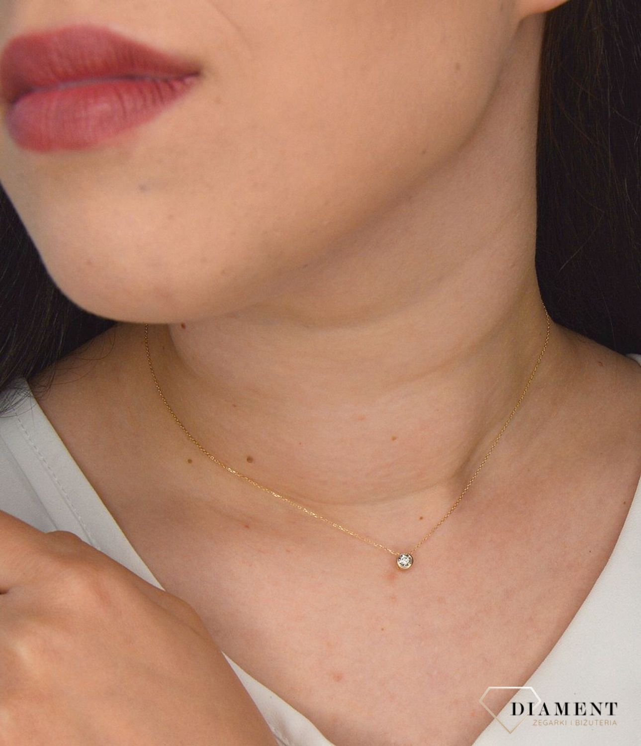 zloty-naszyjnik-celebrytka-585-z-diamencikiem-0800030124.-delikatny-zloty-naszyjnik-wykonany-z-proby-585-z-wisiorkiem-w-ksztalcie-niewielkiego-koleczka-w-formie-diamenciku.jpg