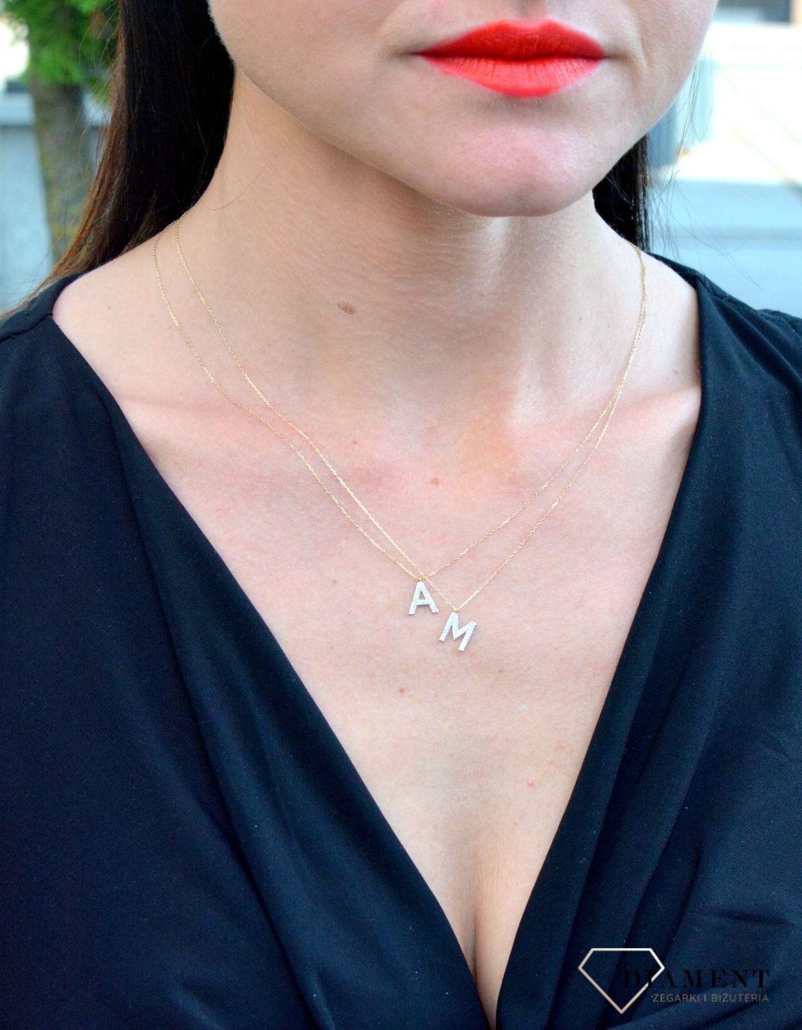 Złoty naszyjnik DIAMENT celebrytka 585 literka A, diamenty N09108 Y C. Złoty naszyjnik celebrytka z modną zawieszką w kształcie litery A.  09108N001-G1Q1.jpg