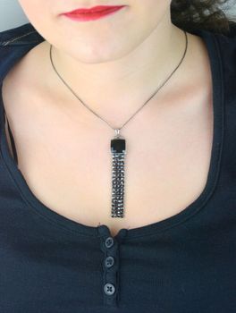 Naszyjnik z kryształami Swarovski® Jet i Jet Hematite, wykonany ze srebra próby 925. Długość łańcuszka 47 cm, wisiorek 7,5 cm. Idealny dodatek do eleganckiej stylizacji lub na prezent (1).JPG