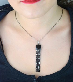 Naszyjnik z kryształami Swarovski® Jet i Jet Hematite, wykonany ze srebra próby 925. Długość łańcuszka 47 cm, wisiorek 7,5 cm. Idealny dodatek do eleganckiej stylizacji lub na prezent (3).JPG