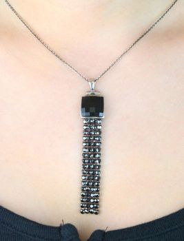 Naszyjnik z kryształami Swarovski® Jet i Jet Hematite, wykonany ze srebra próby 925. Długość łańcuszka 47 cm, wisiorek 7,5 cm. Idealny dodatek do eleganckiej stylizacji lub na prezent (4).JPG