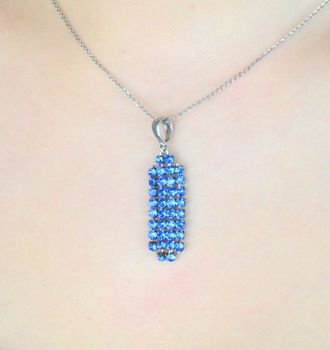 Srebrny naszyjnik z kryształem Swarovskiego w kolorze Sapphire N1MESH3SA. Naszyjnik wykonany ze srebra próby 925 oraz ekskluzywnych kryształów Swarovski® crystals w kolorze Sapphire (1).JPG