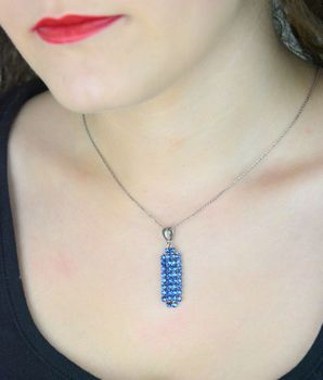 Srebrny naszyjnik z kryształem Swarovskiego w kolorze Sapphire N1MESH3SA. Naszyjnik wykonany ze srebra próby 925 oraz ekskluzywnych kryształów Swarovski® crystals w kolorze Sapphire (2).JPG