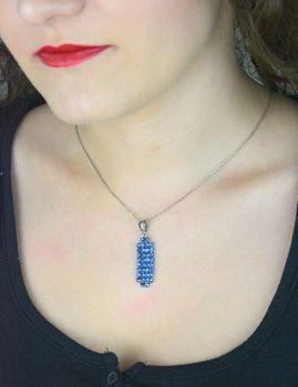 Srebrny naszyjnik z kryształem Swarovskiego w kolorze Sapphire N1MESH3SA. Naszyjnik wykonany ze srebra próby 925 oraz ekskluzywnych kryształów Swarovski® crystals w kolorze Sapphire (4).JPG