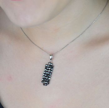 Naszyjnik z kryształami Swarovski® w kolorze Jet Hematite, wykonany ze srebra 925. Długość łańcuszka 47 cm, wisiorek 6 cm. Stylowa i ponadczasowa biżuteria damska (1).JPG