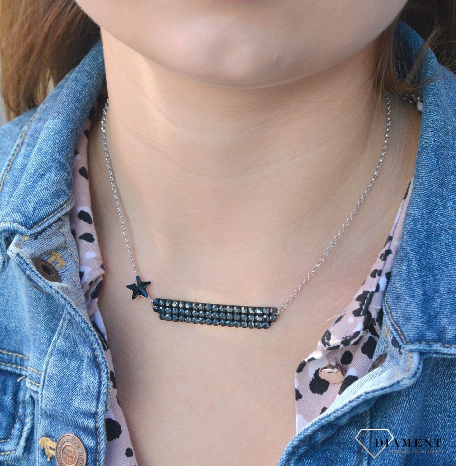 Naszyjnik Swarowski w kolorze Comet Jet Hematite N4745MESH3JJ. Elegancki, naszyjnik marki Spark z kryształem Swarovskiego to piękna biżuteria na każdą okazję. Olśniewający blask zamknięty w de.jpg