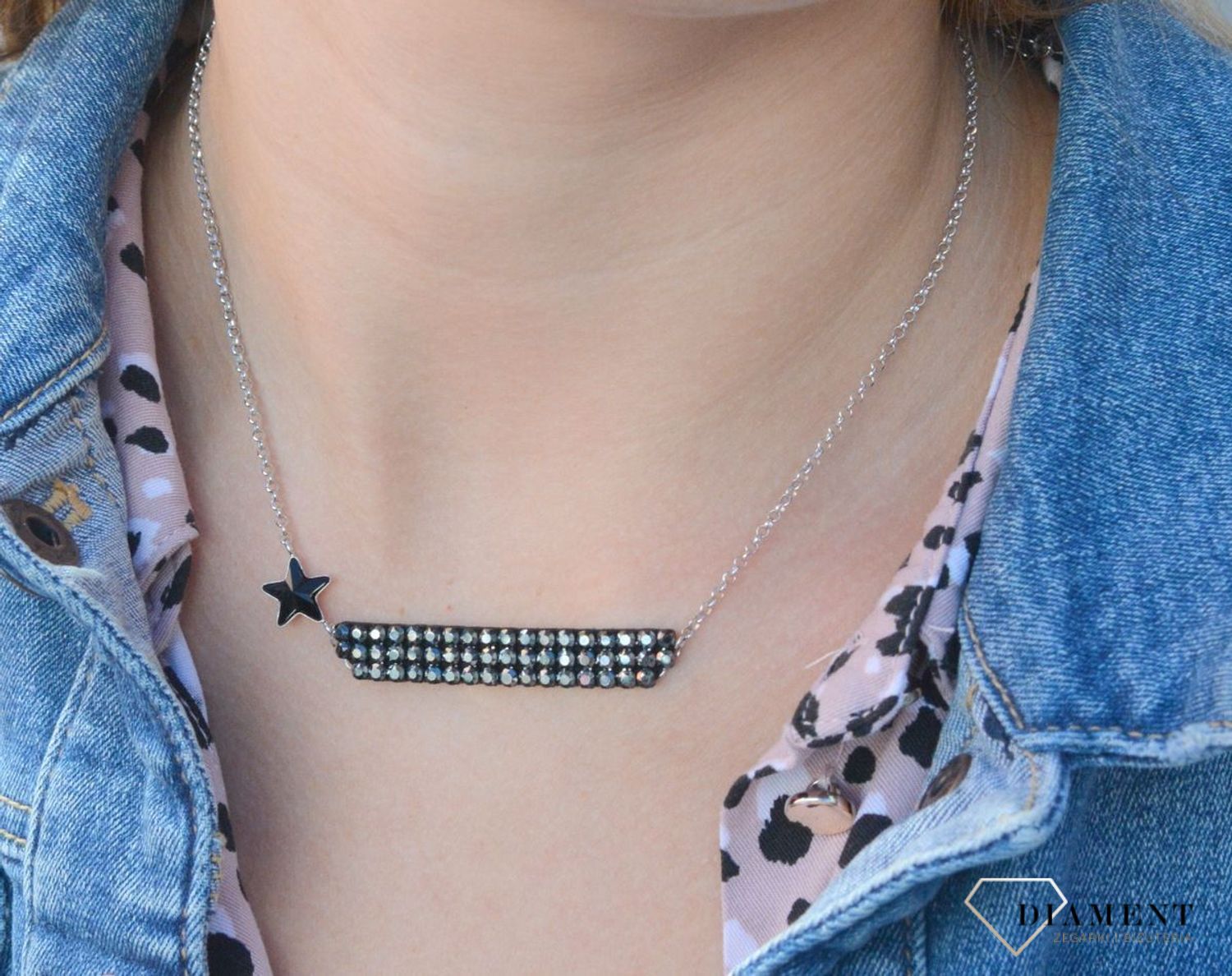 Naszyjnik Swarowski w kolorze Comet Jet Hematite N4745MESH3JJ. Elegancki, naszyjnik marki Spark z kryształem Swarovskiego to piękna biżuteria na każdą okazję. Olśniewający blask zamknięty w de.jpg