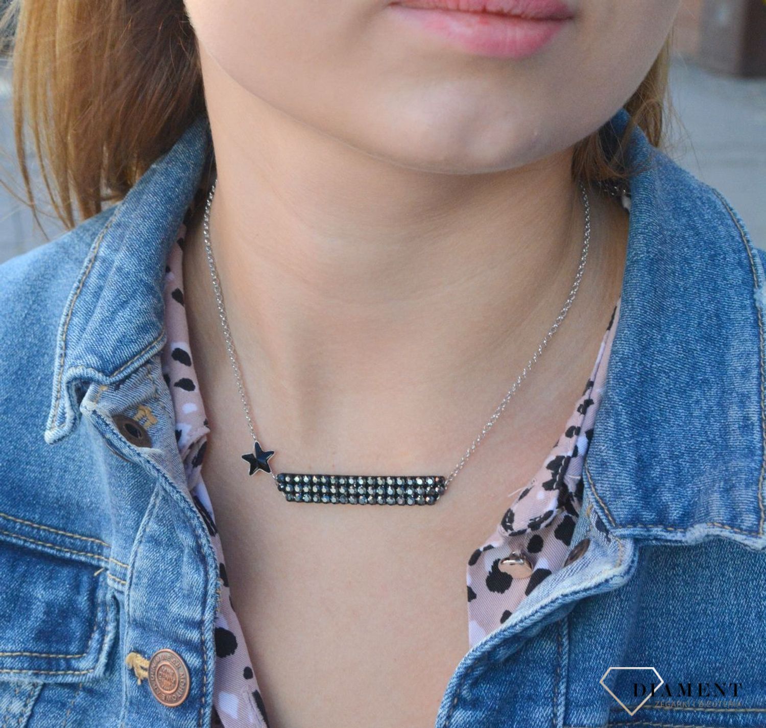 Naszyjnik Swarowski w kolorze Comet Jet Hematite N4745MESH3JJ. Elegancki, naszyjnik marki Spark z kryształem Swarovskiego to piękna biżuteria na każdą okazję. Olśniewający blask zamknięty w de.jpg