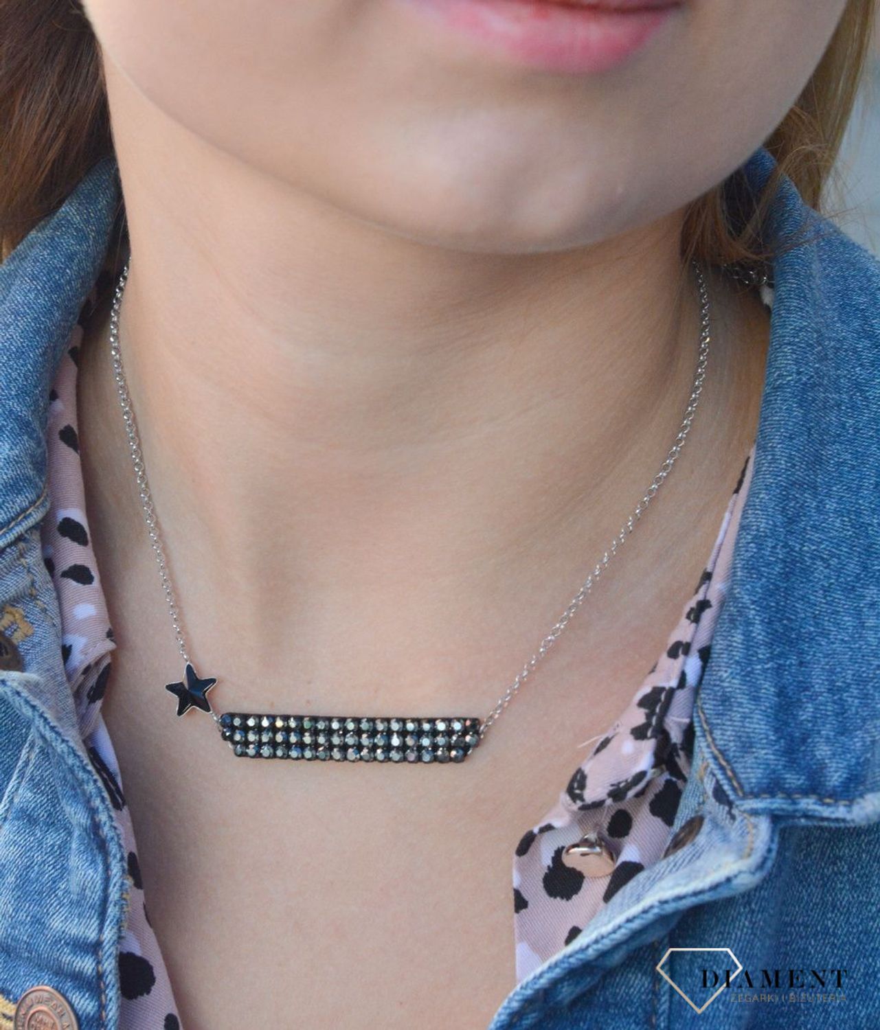 Naszyjnik Swarowski w kolorze Comet Jet Hematite N4745MESH3JJ. Elegancki, naszyjnik marki Spark z kryształem Swarovskiego to piękna biżuteria na każdą okazję. Olśniewający blask zamknięty w de.jpg