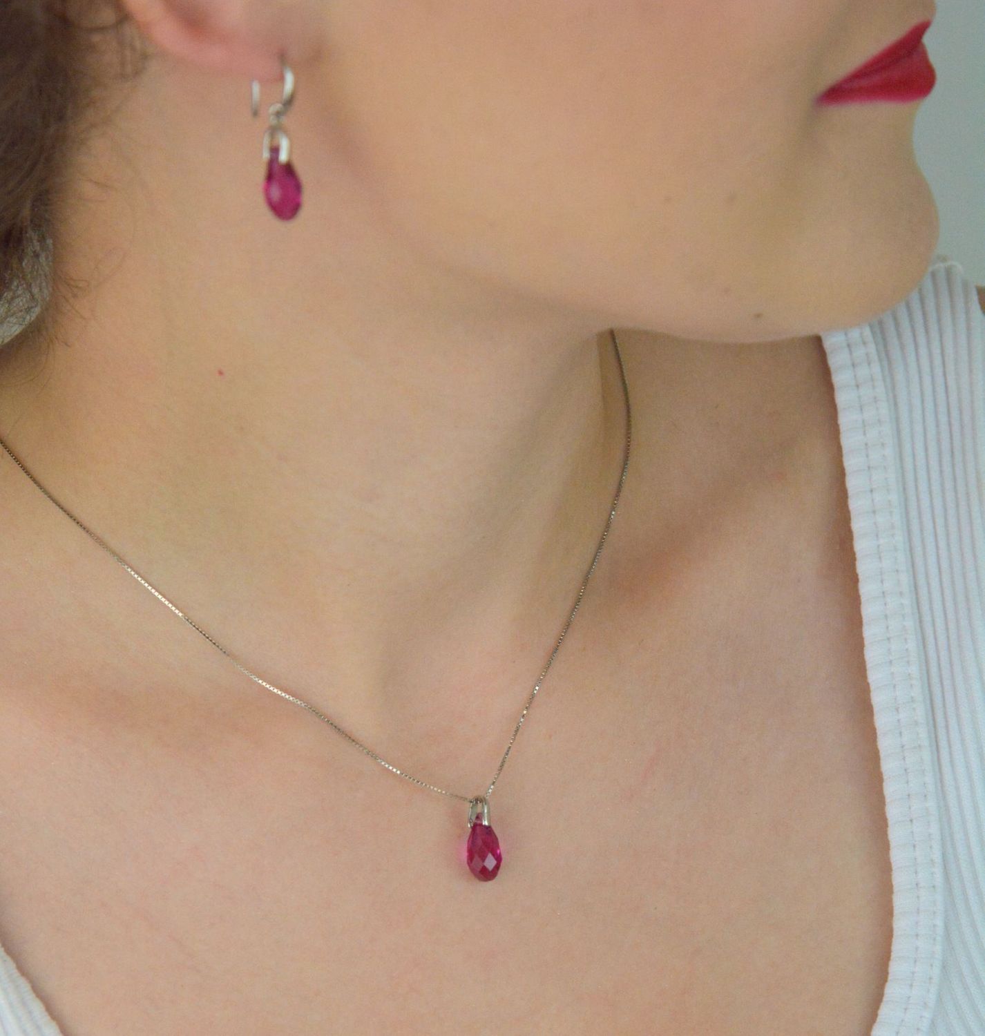 Elegancki naszyjnik Spark Briolette N601013F wykonany ze srebra próby 925, ozdobiony kryształami Swarovski w kolorze Fuchsia. Długość 50 cm (45 cm + 5 cm przedłużki). Idealny na prezent!1.jpg