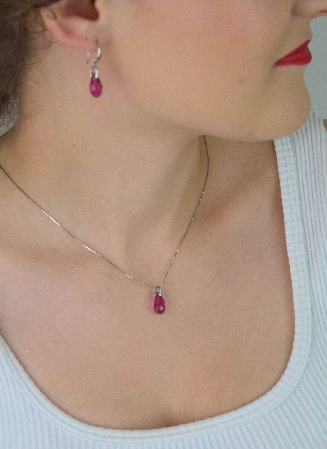 Elegancki naszyjnik Spark Briolette N601013F wykonany ze srebra próby 925, ozdobiony kryształami Swarovski w kolorze Fuchsia. Długość 50 cm (45 cm + 5 cm przedłużki). Idealny na prezent!1.jpg