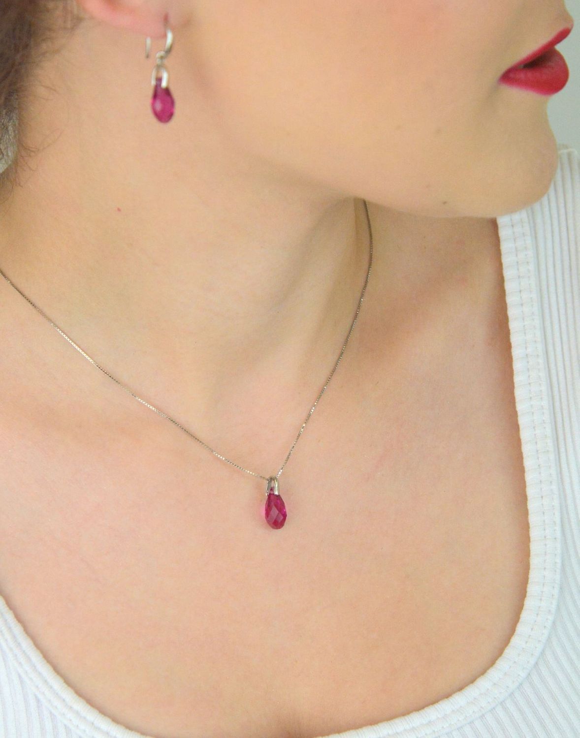 Elegancki naszyjnik Spark Briolette N601013F wykonany ze srebra próby 925, ozdobiony kryształami Swarovski w kolorze Fuchsia. Długość 50 cm (45 cm + 5 cm przedłużki). Idealny na prezent!1.jpg