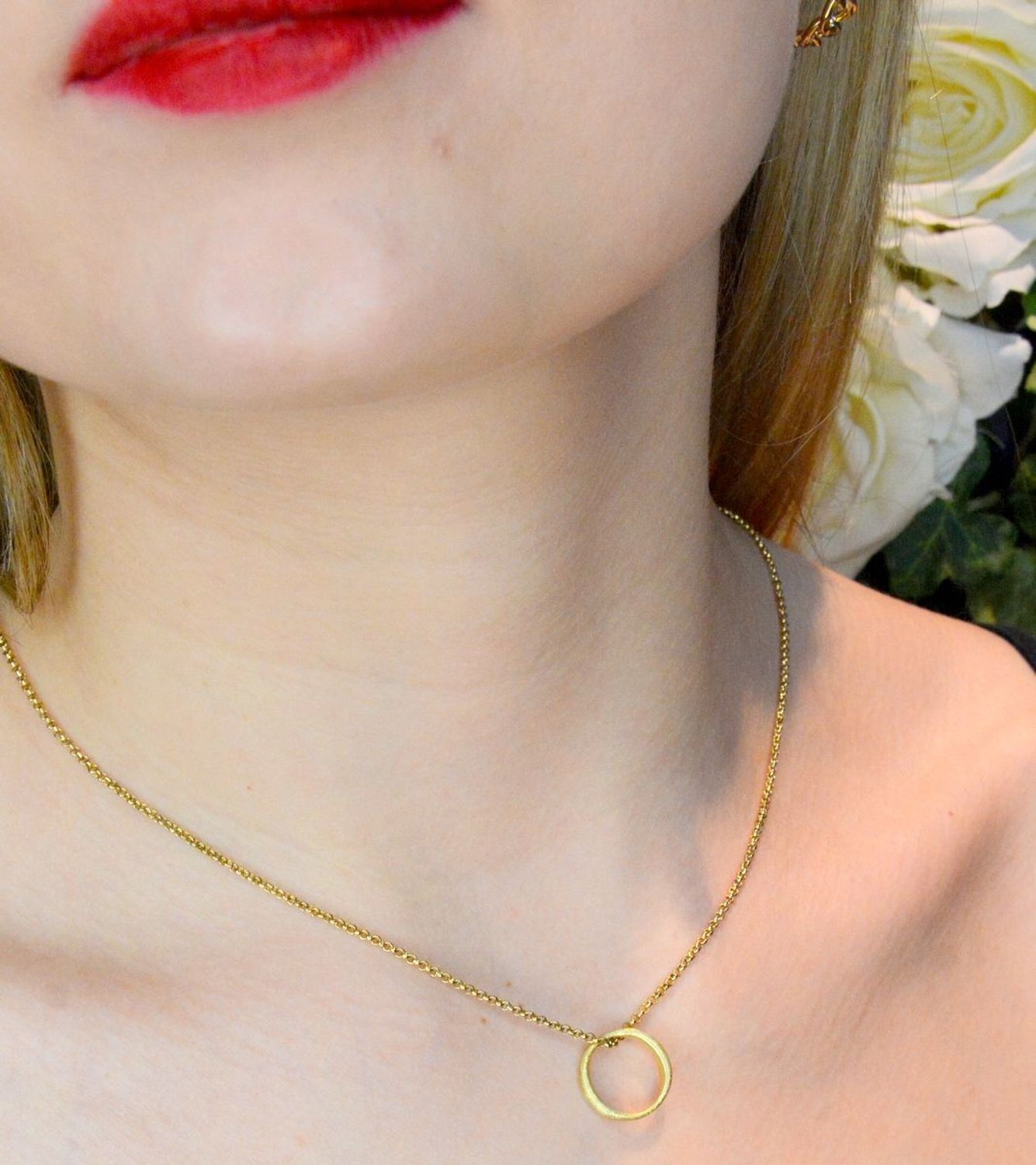 Naszyjnik celebrytka z matowym kółeczkiem w złotym kolorze NASGALA029001500. Naszyjnik z kółeczkiem. Celebrytka. Naszyjnik ze stali w złotym kolorze. Naszyjnik będzie świetnym dodatkiem pasującym do wielu stylizacji. Jest ide.jpg