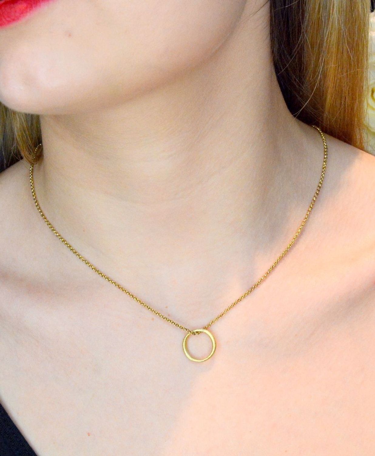 Naszyjnik celebrytka z matowym kółeczkiem w złotym kolorze NASGALA029001500. Naszyjnik z kółeczkiem. Celebrytka. Naszyjnik ze stali w złotym kolorze. Naszyjnik będzie świetnym dodatkiem pasującym do wielu stylizacji. Jest ide.jpg