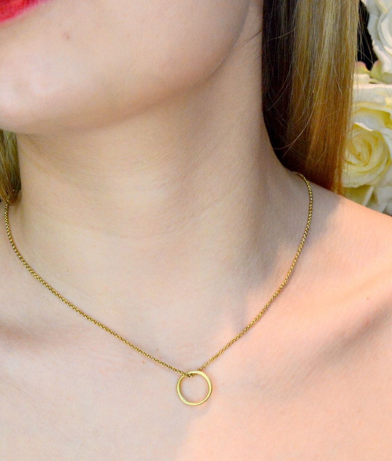 Naszyjnik celebrytka z matowym kółeczkiem w złotym kolorze NASGALA029001500. Naszyjnik z kółeczkiem. Celebrytka. Naszyjnik ze stali w złotym kolorze. Naszyjnik będzie świetnym dodatkiem pasującym do wielu stylizacji. Jest ide.jpg