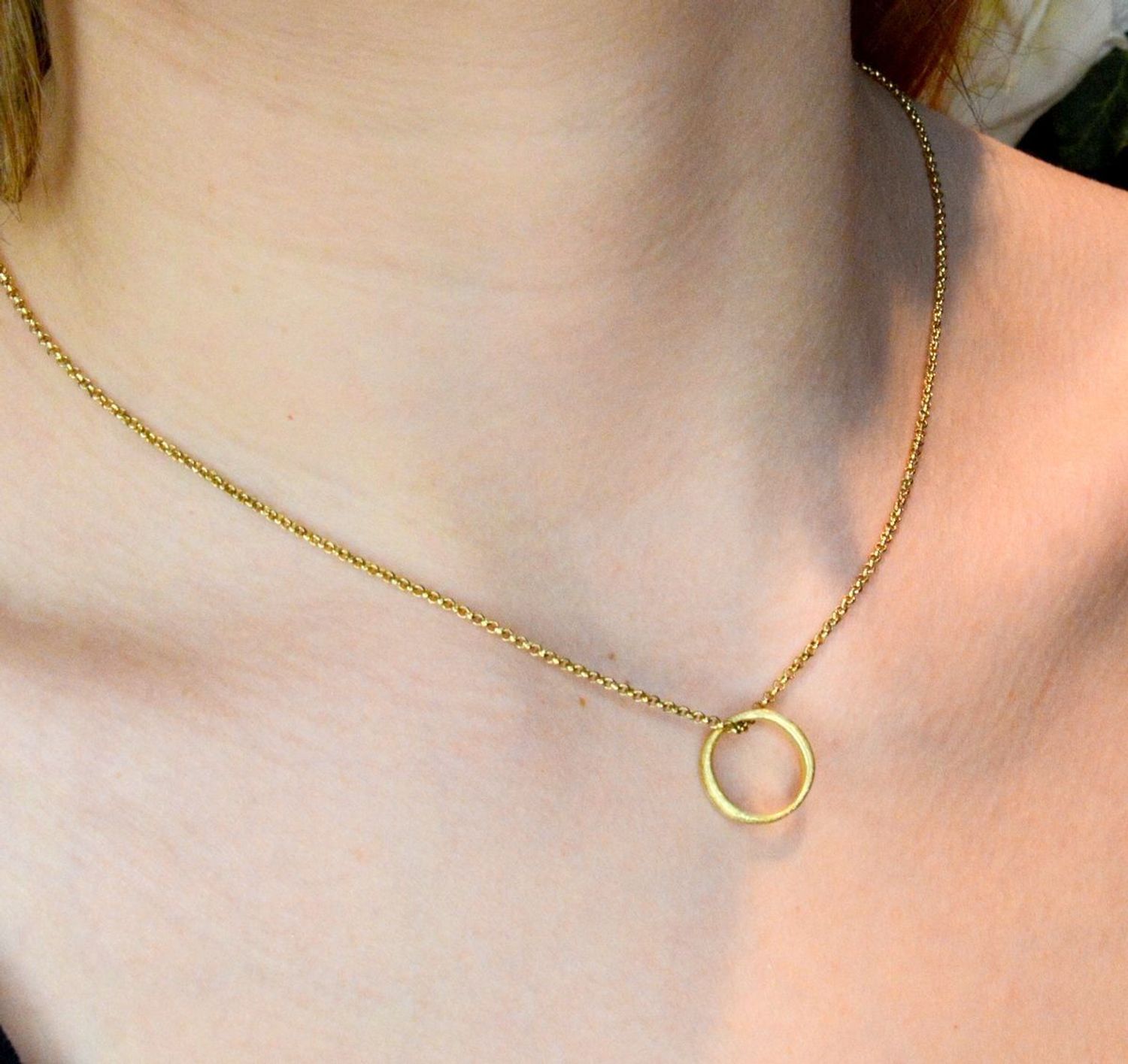 Naszyjnik celebrytka z matowym kółeczkiem w złotym kolorze NASGALA029001500. Naszyjnik z kółeczkiem. Celebrytka. Naszyjnik ze stali w złotym kolorze. Naszyjnik będzie świetnym dodatkiem pasującym do wielu stylizacji. Jest ide.jpg