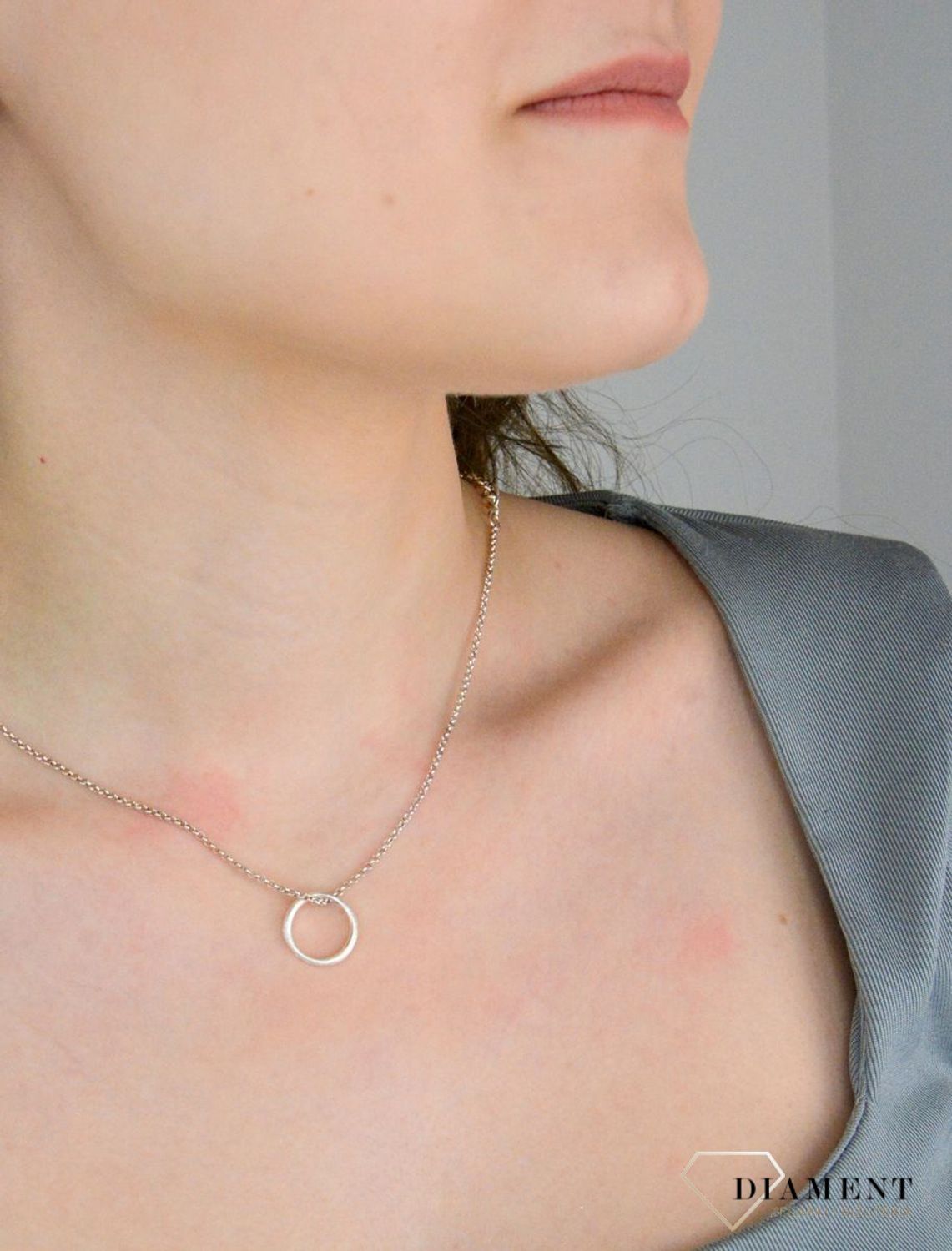 Naszyjnik BY DZIUBEKA kółeczko NASGALA0291 Nowoczesny naszyjnik wykonany z mosiądzu w kolorze srebra, zdobiony otwartym kółeczkiem, stanowi doskonały prezent na każdą okazję. Minimalizm w najpiękniejszym wydaniu. 1.jpg