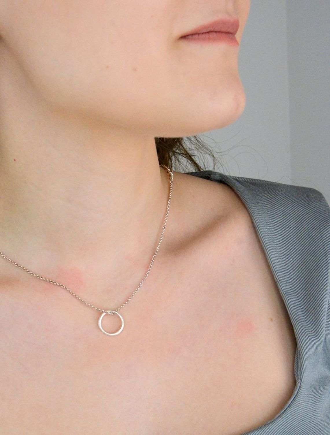 Naszyjnik BY DZIUBEKA kółeczko NASGALA0291 Nowoczesny naszyjnik wykonany z mosiądzu w kolorze srebra, zdobiony otwartym kółeczkiem, stanowi doskonały prezent na każdą okazję. Minimalizm w najpiękniejszym wydaniu. 1.jpg
