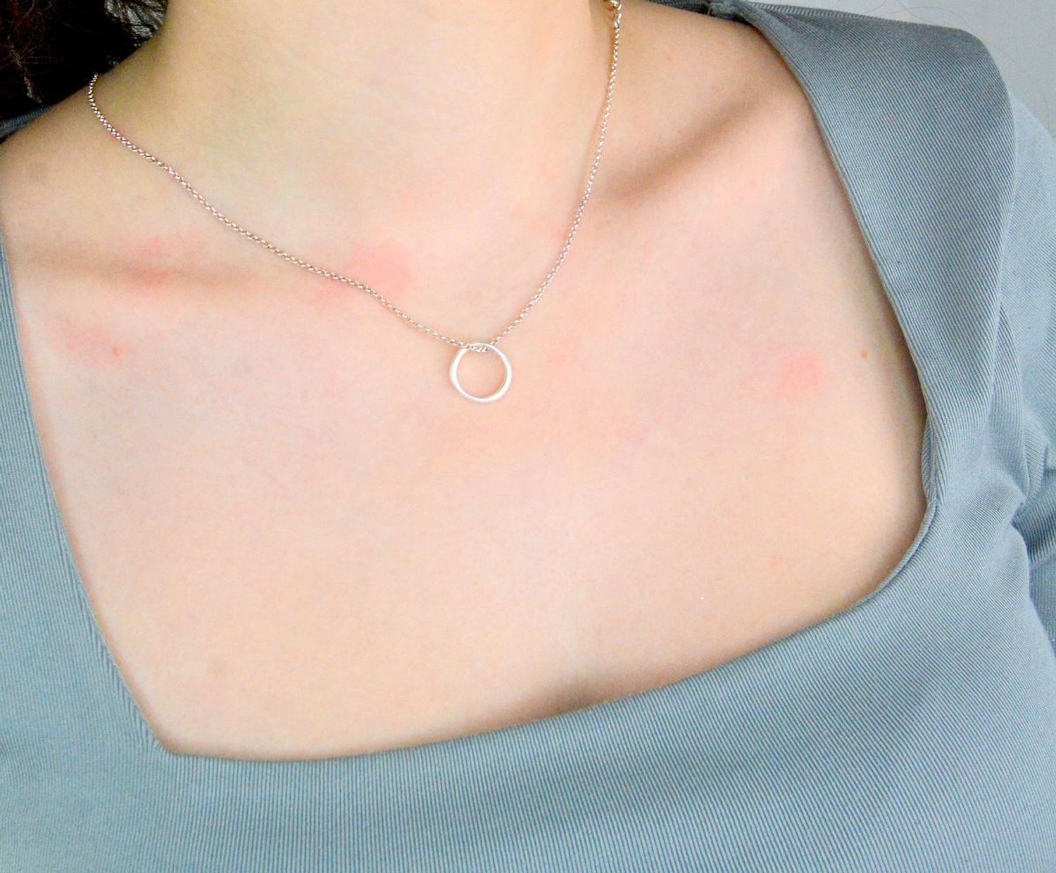 Naszyjnik BY DZIUBEKA kółeczko NASGALA0291 Nowoczesny naszyjnik wykonany z mosiądzu w kolorze srebra, zdobiony otwartym kółeczkiem, stanowi doskonały prezent na każdą okazję. Minimalizm w najpiękniejszym wydaniu. 1.jpg