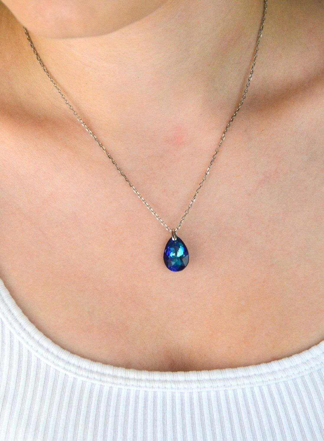 Elegancki naszyjnik Spark Two Faces NBACK6433BB wykonany ze srebra próby 925 pokrytego platyną, ozdobiony kryształami Bermuda Blue i Aqua Shimmer. Długość 59 cm (42 cm + 17 cm przedłużki). Ideal.jpg