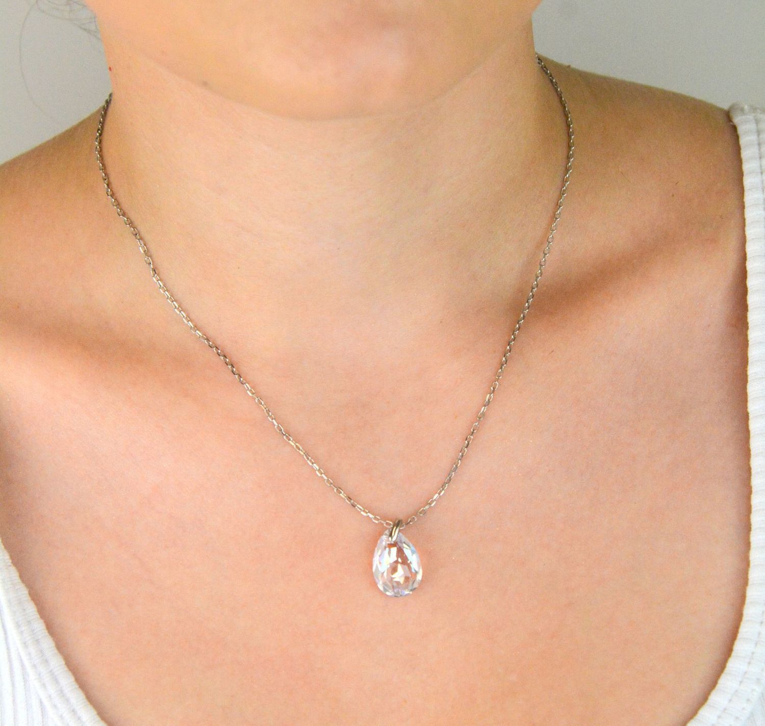 Elegancki naszyjnik Spark Two Faces NBACK6433CSH wykonany z srebra próby 925 pokrytego platyną, ozdobiony kryształami Crystal Shimmer i Aurora Borealis. Długość łańcuszka 59 cm (42 cm + 17 cm pr.jpg