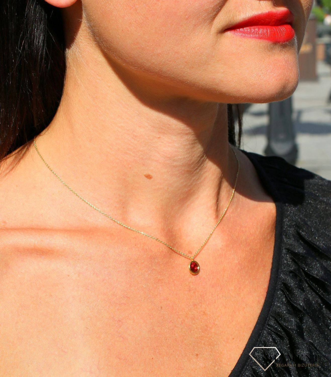 Naszyjnik Swarovski pozłacany Urodzinowe Kamienie Ruby Okrągła zawieszka kolor Scarlet.jpg