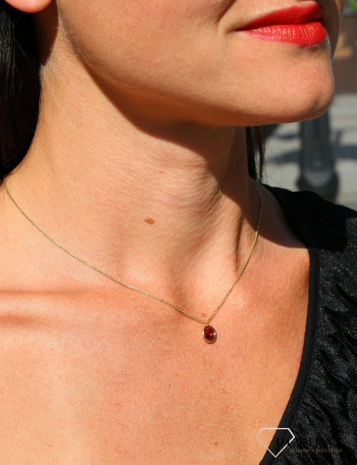 Naszyjnik Swarovski pozłacany Urodzinowe Kamienie Ruby Okrągła zawieszka kolor Scarlet.jpg