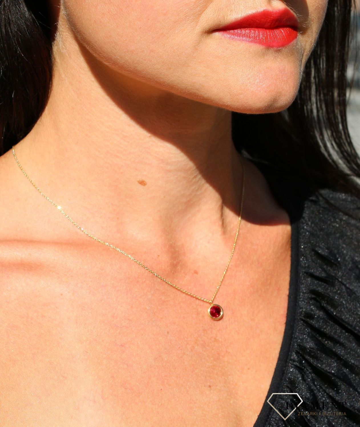 Naszyjnik Swarovski pozłacany Urodzinowe Kamienie Garnet Okrągła zawieszka kolor Siam NBG1122SS29SI.jpg