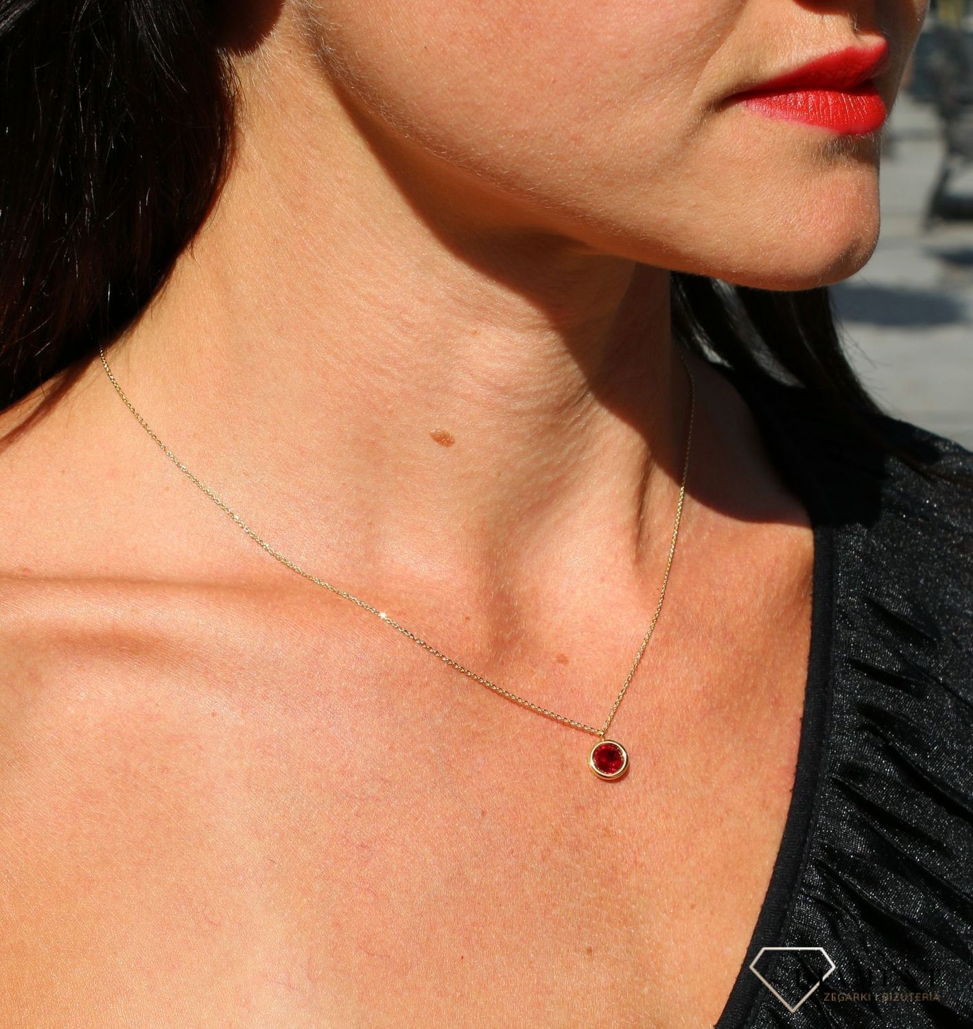 Naszyjnik Swarovski pozłacany Urodzinowe Kamienie Garnet Okrągła zawieszka kolor Siam NBG1122SS29SI.jpg