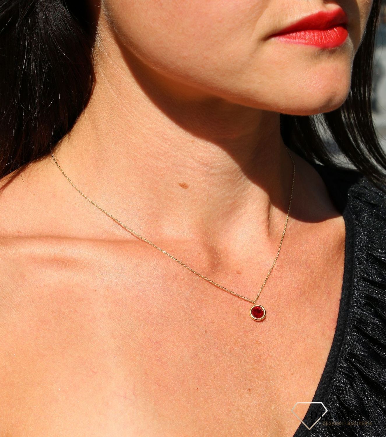 Naszyjnik Swarovski pozłacany Urodzinowe Kamienie Garnet Okrągła zawieszka kolor Siam NBG1122SS29SI.jpg