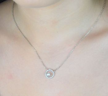 Elegancki naszyjnik damski ze srebra 925 z perłą Swarovski® i błyszczącymi cyrkoniami. Regulowana długość, subtelne detale – idealny prezent! (1).JPG