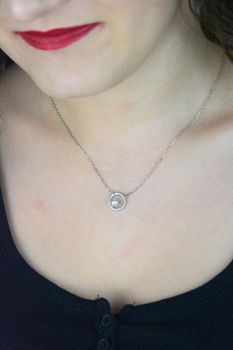 Elegancki naszyjnik damski ze srebra 925 z perłą Swarovski® i błyszczącymi cyrkoniami. Regulowana długość, subtelne detale – idealny prezent! (3).JPG