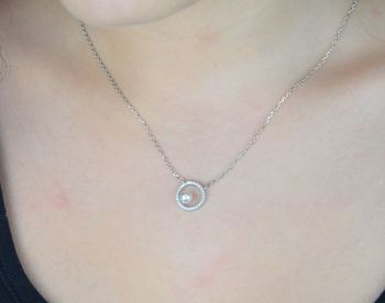 Elegancki naszyjnik damski ze srebra 925 z perłą Swarovski® i błyszczącymi cyrkoniami. Regulowana długość, subtelne detale – idealny prezent! (4).JPG