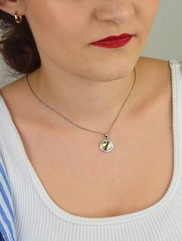 Srebrny naszyjnik z kryształem Swarovskiego w kolorze Golden Shadow NC203510GS. Naszyjnik wykonany ze srebra próby 925 oraz ekskluzywnych kryształów Swarovski® crystals w kolorze Golden Shadow. Całość jest eleganckim d.JPG