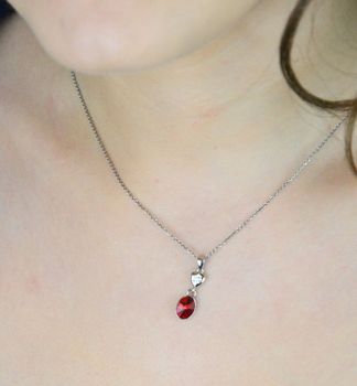 Srebrny naszyjnik z kryształem Swarovski® Light Siam. Intensywna czerwień, elegancka forma i długość łańcuszka 47 cm. Idealny prezent dla niej! (1).JPG
