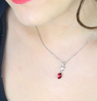 Srebrny naszyjnik z kryształem Swarovski® Light Siam. Intensywna czerwień, elegancka forma i długość łańcuszka 47 cm. Idealny prezent dla niej! (2).JPG