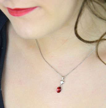 Srebrny naszyjnik z kryształem Swarovski® Light Siam. Intensywna czerwień, elegancka forma i długość łańcuszka 47 cm. Idealny prezent dla niej! (3).JPG