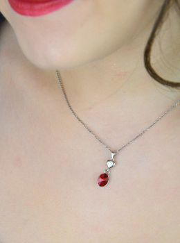 Srebrny naszyjnik z kryształem Swarovski® Light Siam. Intensywna czerwień, elegancka forma i długość łańcuszka 47 cm. Idealny prezent dla niej! (4).JPG