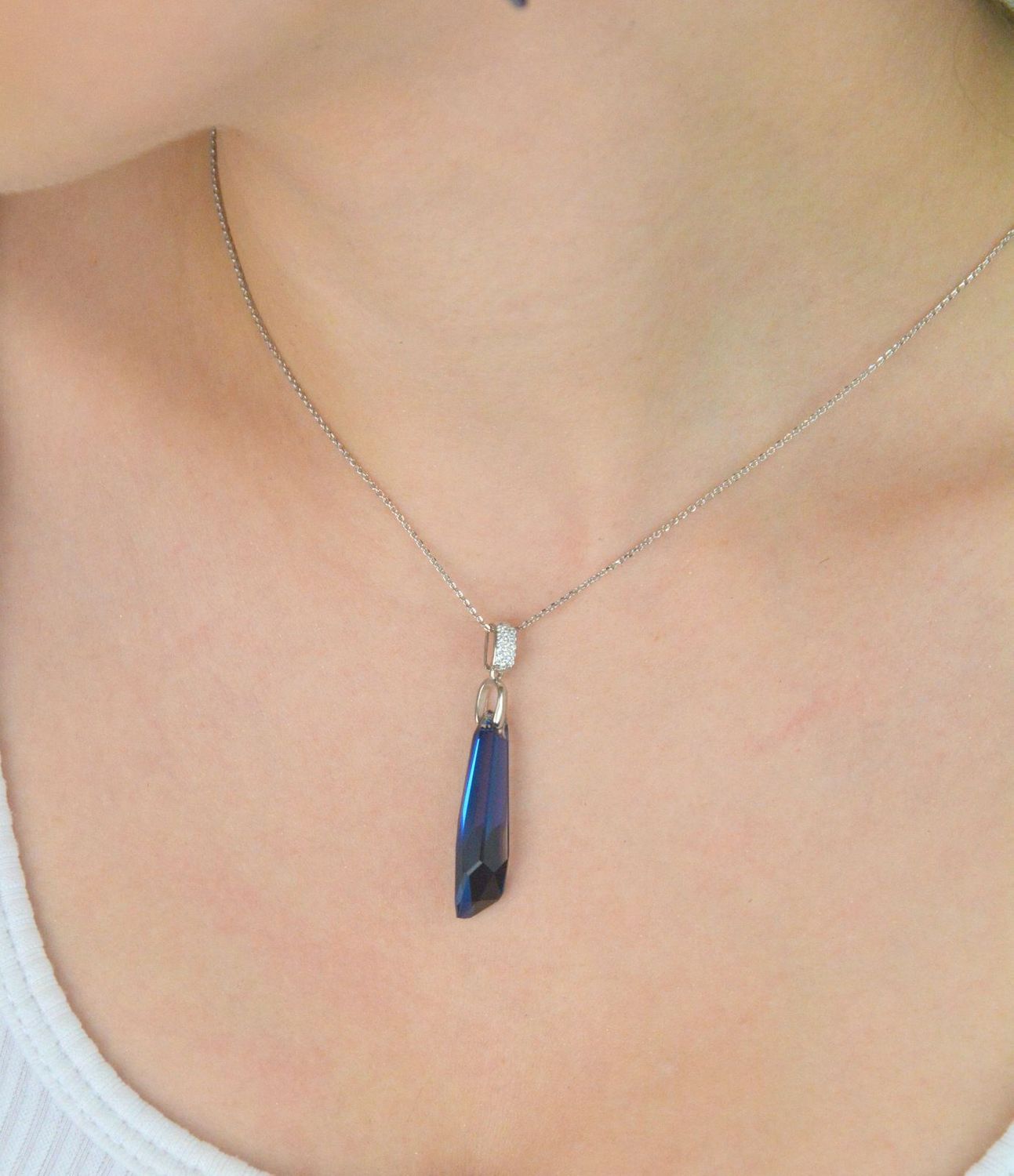Naszyjnik damski srebrny próby 925 NC6017BB z kryształem Swarovski w kolorze Metallic Blue. Długość 43 cm + 5 cm regulacja. Zapięcie na karabińczyk. Idealny prezent!1.jpg