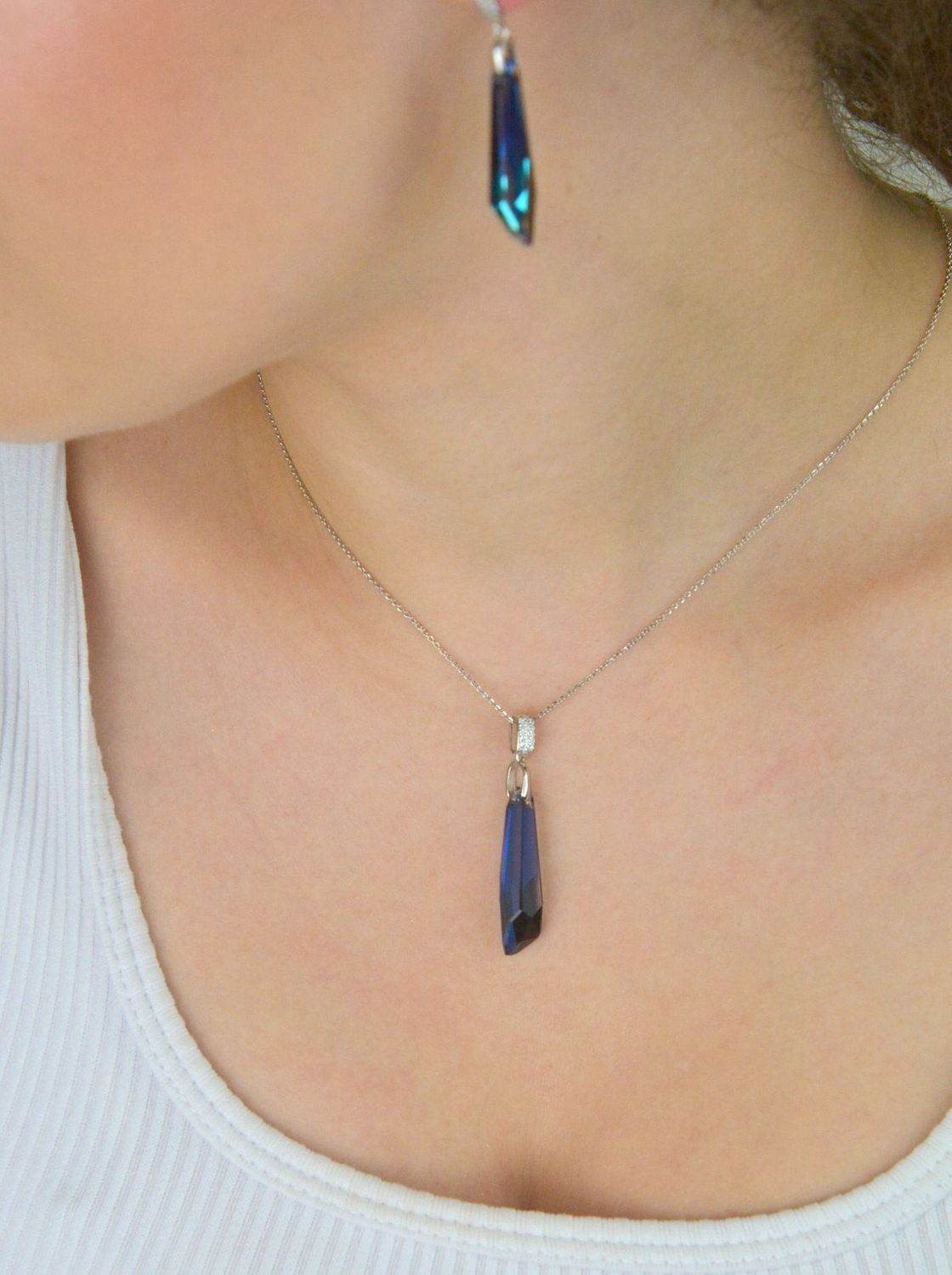 Naszyjnik damski srebrny próby 925 NC6017BB z kryształem Swarovski w kolorze Metallic Blue. Długość 43 cm + 5 cm regulacja. Zapięcie na karabińczyk. Idealny prezent!1.jpg