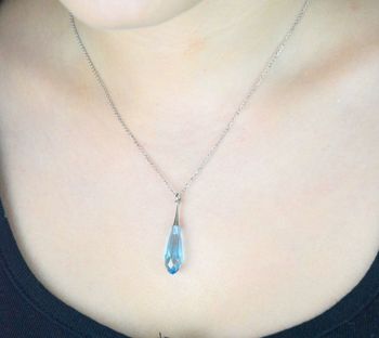 Srebrny naszyjnik z kryształem Swarovski® w kolorze Aquamarine. Długość łańcuszka 47 cm (regulowana), wisiorek 3,5 cm. Lekka i elegancka biżuteria idealna na prezent (1).JPG