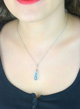 Srebrny naszyjnik z kryształem Swarovski® w kolorze Aquamarine. Długość łańcuszka 47 cm (regulowana), wisiorek 3,5 cm. Lekka i elegancka biżuteria idealna na prezent (2).JPG