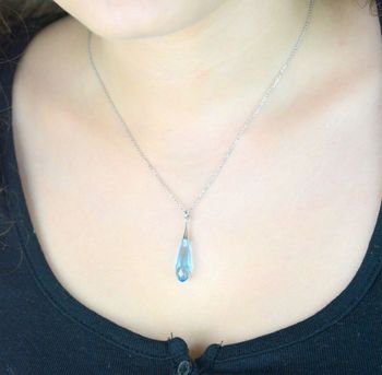 Srebrny naszyjnik z kryształem Swarovski® w kolorze Aquamarine. Długość łańcuszka 47 cm (regulowana), wisiorek 3,5 cm. Lekka i elegancka biżuteria idealna na prezent (3).JPG