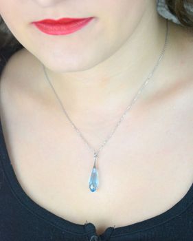 Srebrny naszyjnik z kryształem Swarovski® w kolorze Aquamarine. Długość łańcuszka 47 cm (regulowana), wisiorek 3,5 cm. Lekka i elegancka biżuteria idealna na prezent (5).JPG