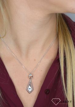 Naszyjnik Srebrny z pięknym kryształkiem Swarovskiego w kształcie trapezu w srebrnej ramce. Biżuteria zachwyca precyzją wykonania (1).JPG