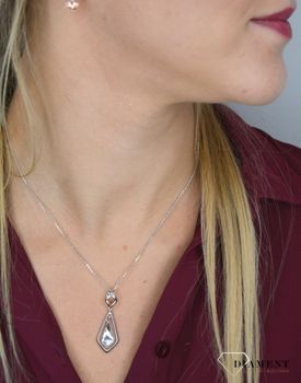 Naszyjnik Srebrny z pięknym kryształkiem Swarovskiego w kształcie trapezu w srebrnej ramce. Biżuteria zachwyca precyzją wykonania (4).JPG
